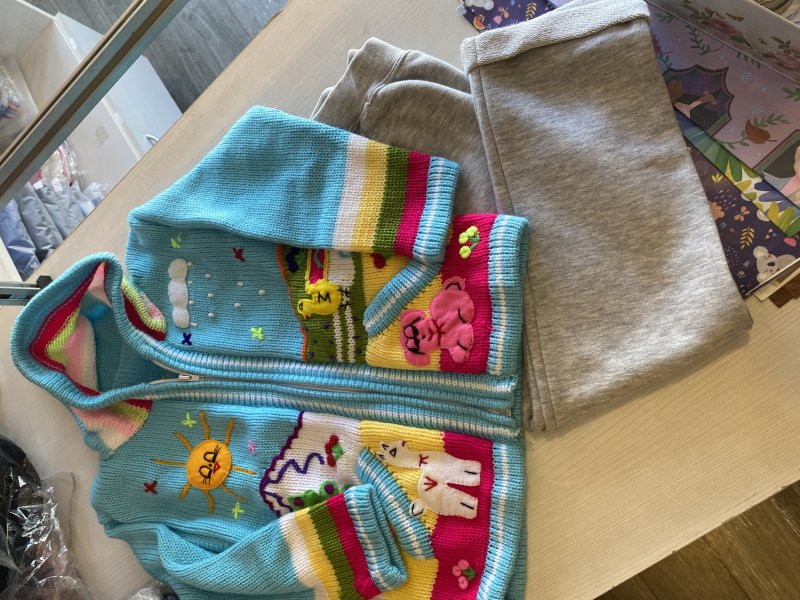conjunto de cardigan tejido y joggins gris, ropa infantil en Ardillas Córdoba